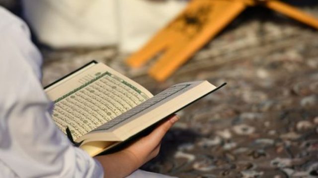 hukum menyentuh Al-Qur'an tanpa berwudhu